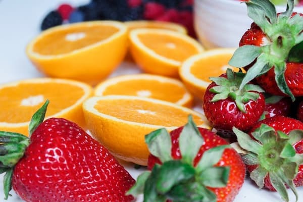 Arance e fragole, due frutti apprezzati per bontà e qualità benefiche.